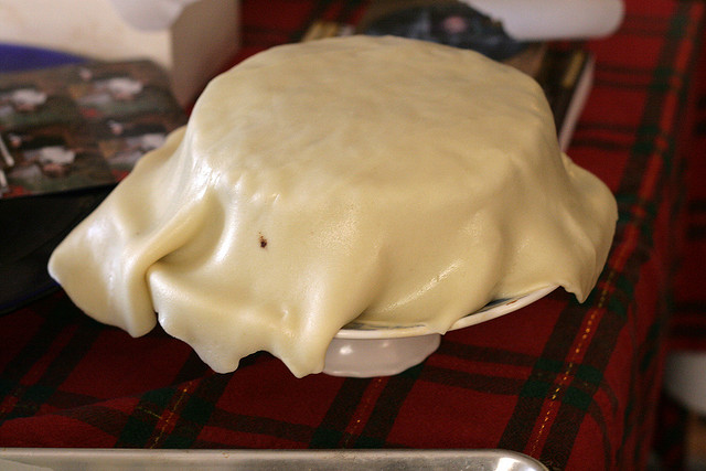 How to frost a cake with fondant iceing