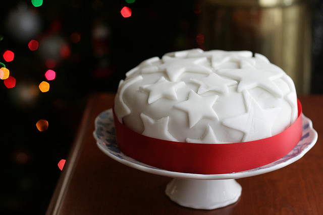 Decorating Your Christmas Cake With Fondant Icing